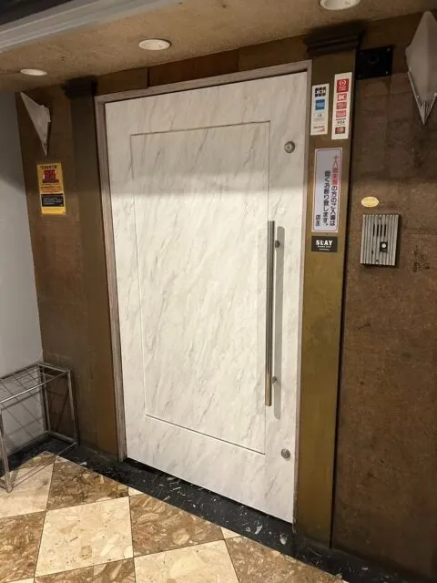 国分町 店舗 ドアシート貼り工事